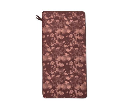 Bordo tonlarında soyut desene sahip bir outdoor havlu.