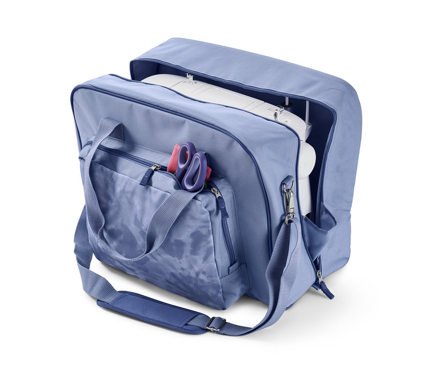 Dikiş makinesi, makas ve aksesuarlarla birlikte mavi dikiş makinesi çantası.