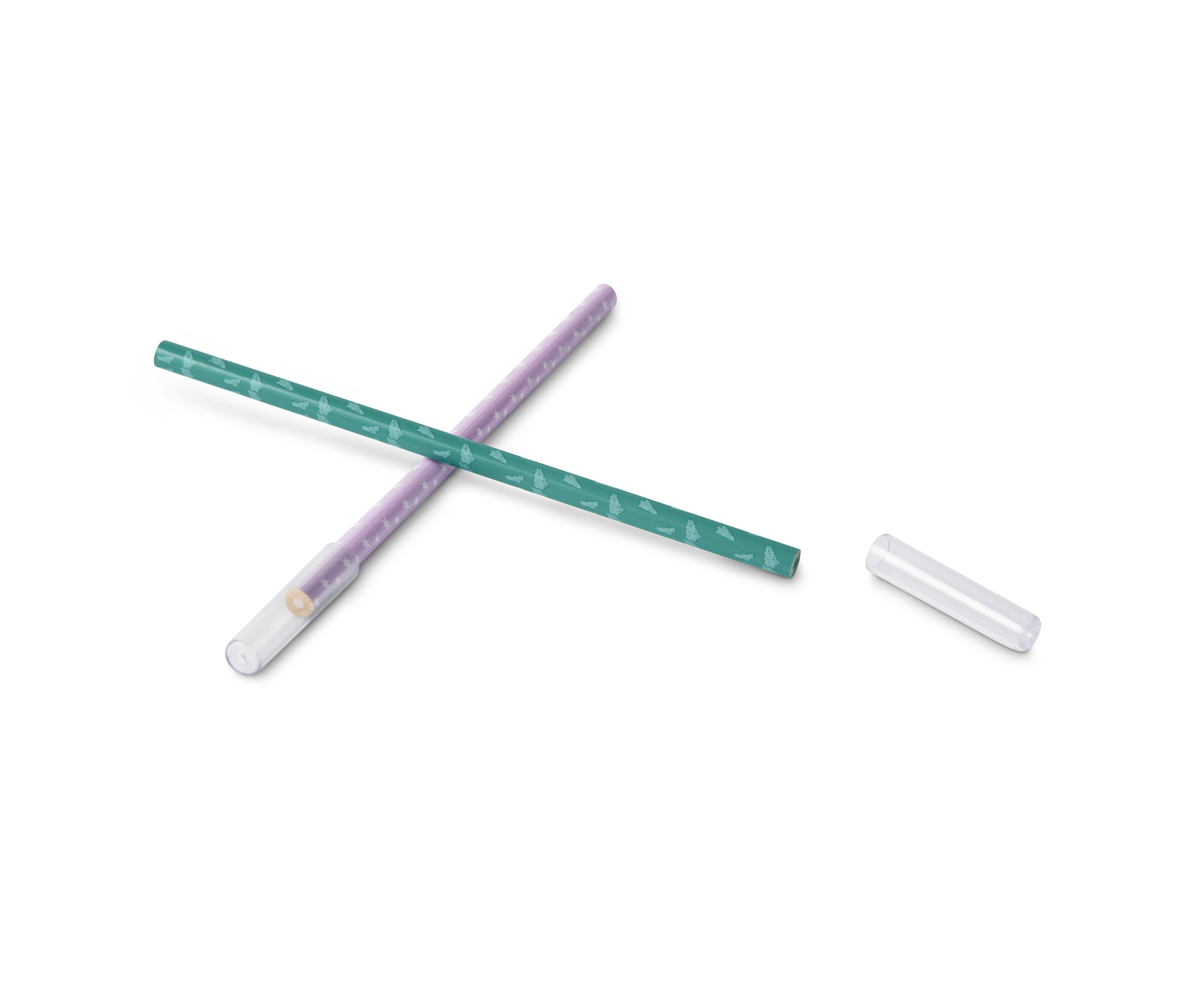 İki adet kumaş boyama kalemi beyaz bir arka plan üzerinde çapraz duruyor. Bir tanesi beyaz yıldızlarla açık lila, diğeri açık ağaçlarla yeşil renkte. Şeffaf bir kapak yanında duruyor.