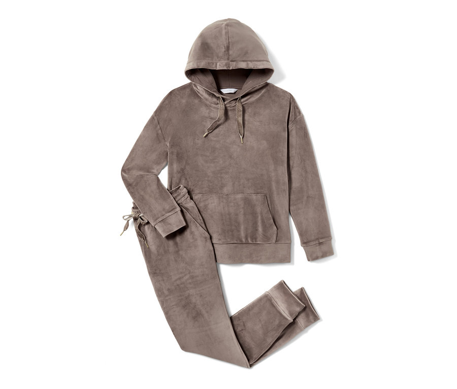 Kahverengi kapüşonlu ve pantolonlu Niki Ev Eşofman Takımı beyaz bir arka plan üzerinde duruyor.
