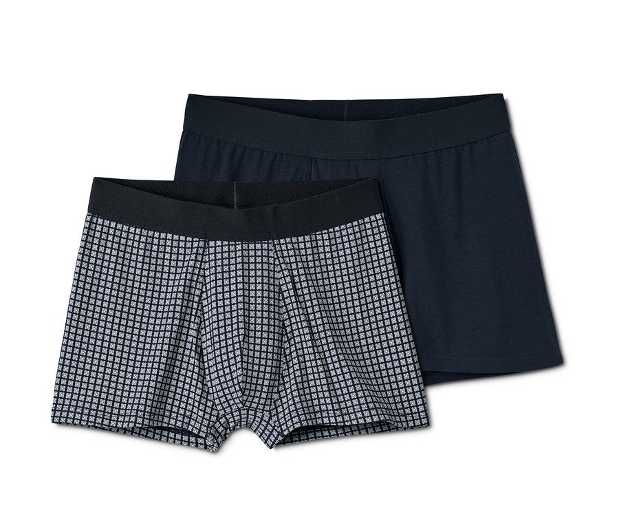 İki adet slip boxer; biri desenli, biri lacivert.