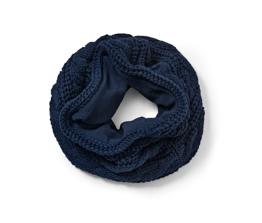 Lacivert örgü boyunluğun yakın çekimi.