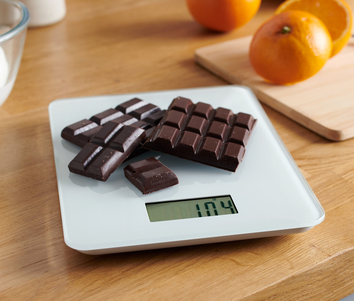 Çikolata dijital mutfak tartısının üzerinde duruyor
