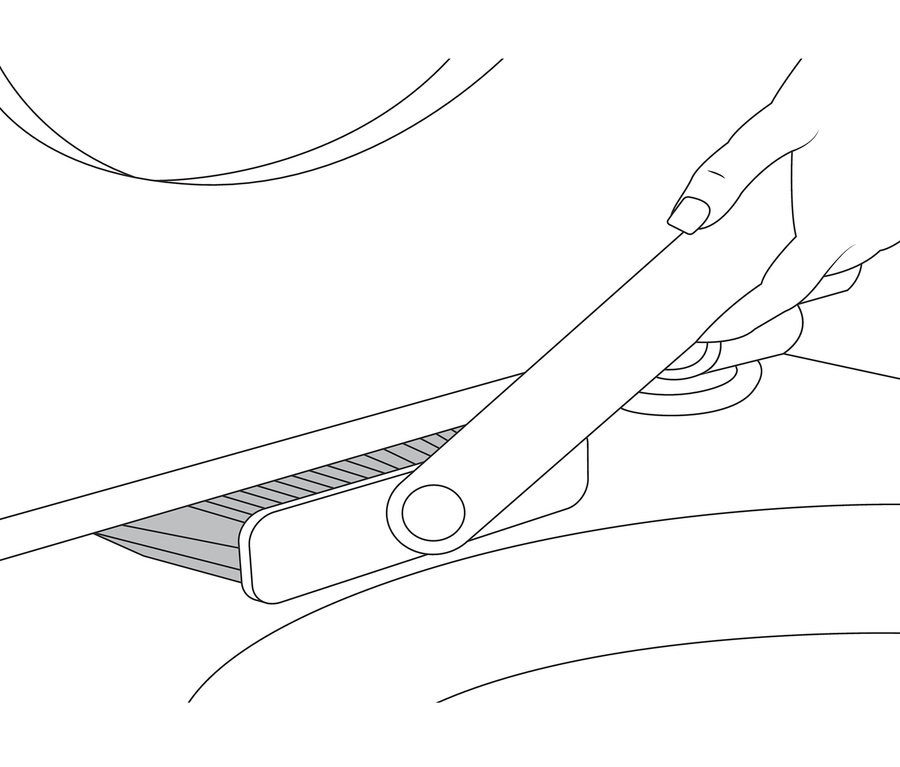 Bir el 4'ü 1 Arada Derz Temizleyiciyi tutuyor ve derzleri temizliyor.