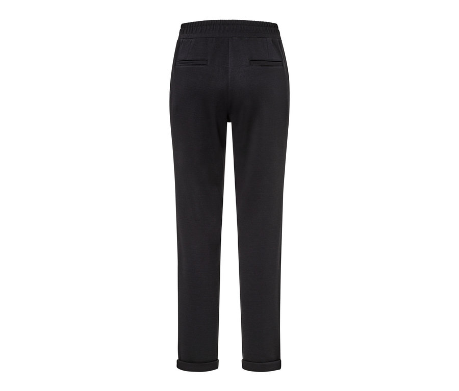 Siyah jogger pantolon.