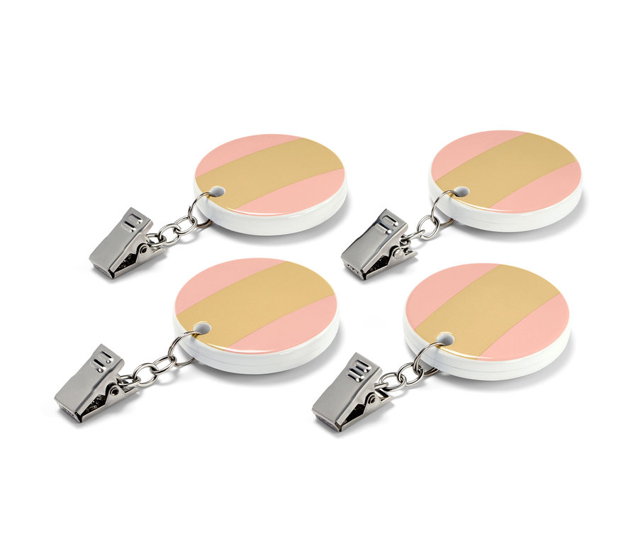 Dört adet masa örtüsü tutucu, her biri klipsli, pembe, beyaz ve altın renginde yuvarlak tasarımlı.