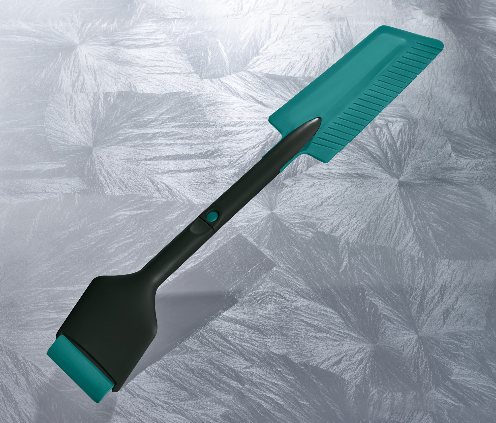Siyah ve turkuaz renkli 3'ü 1 arada araba buz kazıyıcı ve kar fırçası, dokulu bir yüzey üzerinde duruyor.