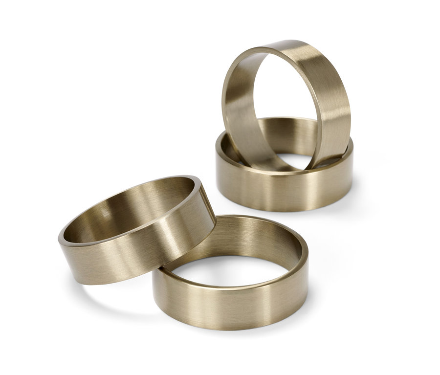 Dört adet peçete halkası.