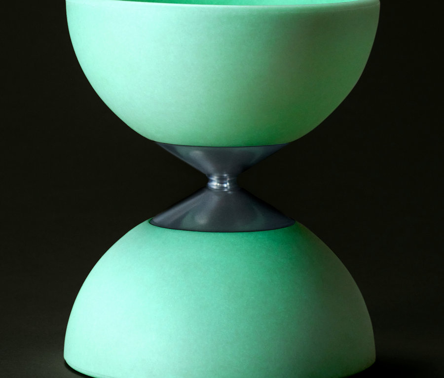 Koyu arka plan üzerinde yeşil bir Diabolo Yoyo »Glow In The Dark«.