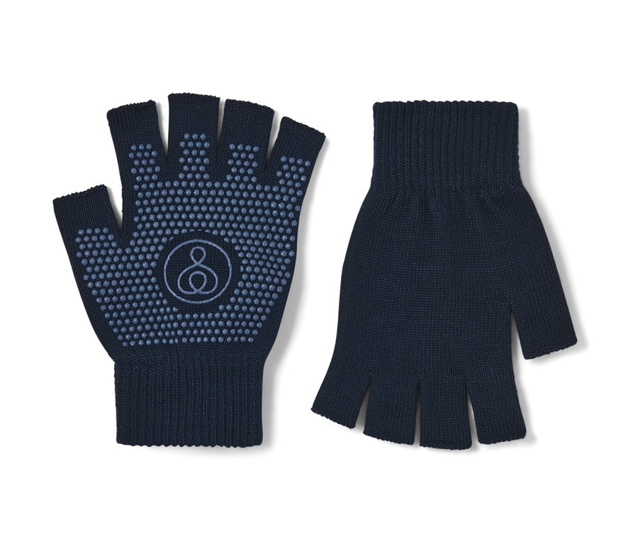 İki adet lacivert, parmaksız yoga eldiveni beyaz bir arka plan üzerinde yan yana duruyor.