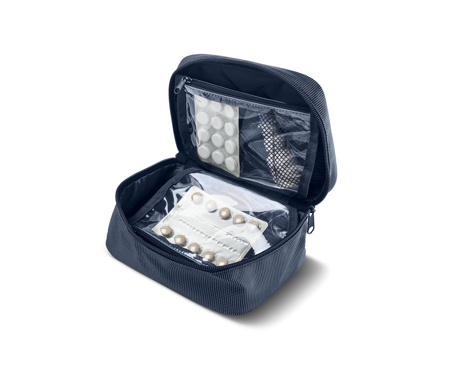 Açık mavi makyaj çantası ve ilaç blisterleri