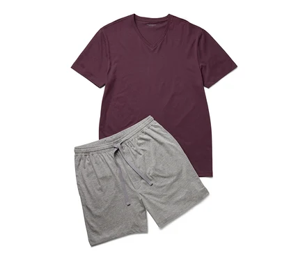 Şortlu Pijama Takımı, Beyaz- Lacivert: bordo tişört ve gri şort.