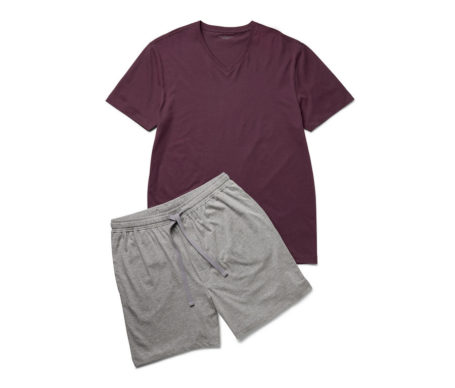 Şortlu Pijama Takımı, Beyaz- Lacivert: bordo tişört ve gri şort.