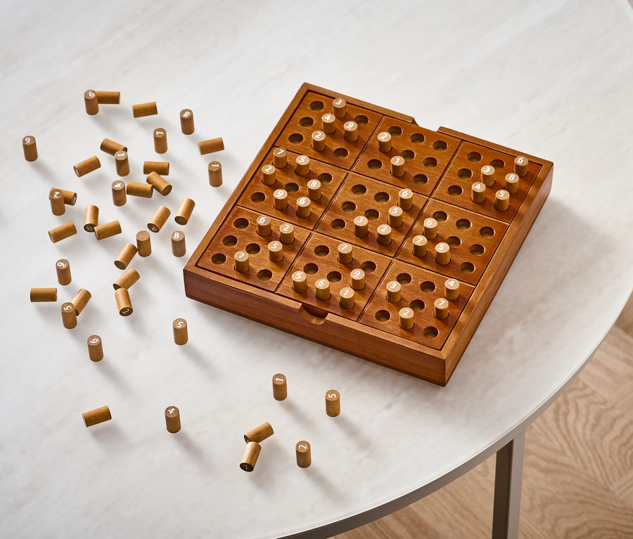 Beyaz bir masa üzerinde mandallı ahşap »Sudoku« masa oyunu.