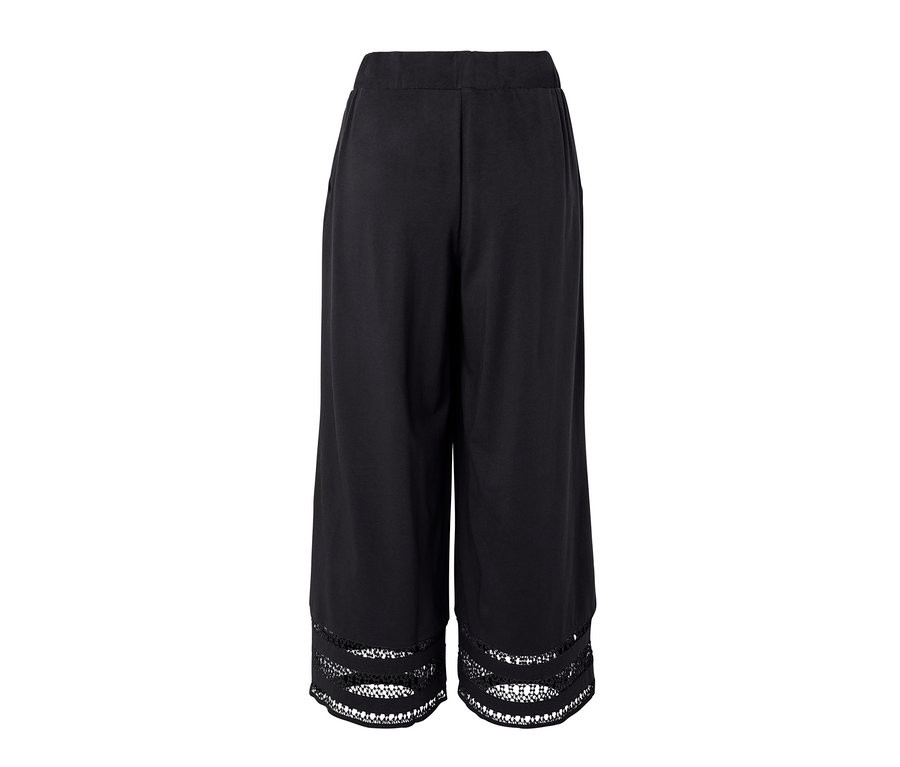 Etek ucunda nakış detaylı siyah culotte pantolon.