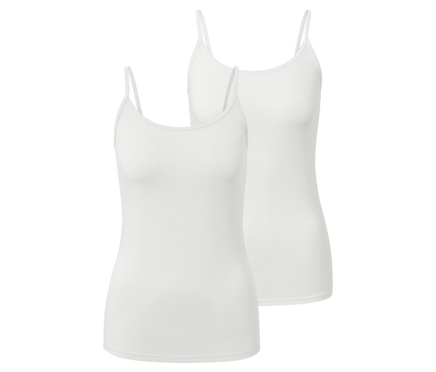 İki adet beyaz ip askılı atlet üst üste duruyor.