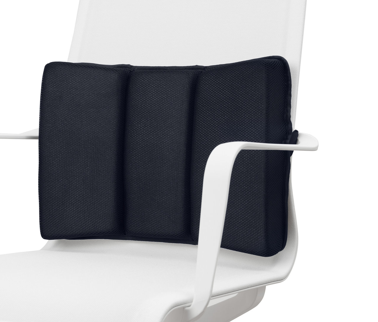 Beyaz bir ofis koltuğuna takılmış lacivert bel yastığı.