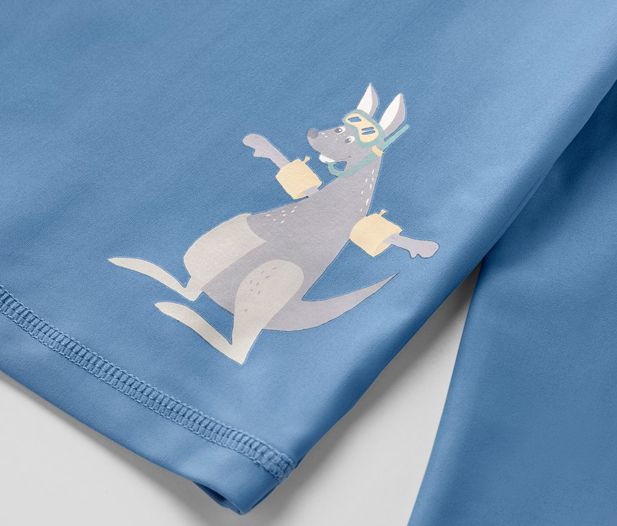 80 faktörlü UV korumalı çocuk takımının, yüzücü gözlüğü ve kolluk takan kanguru baskılı detayı.