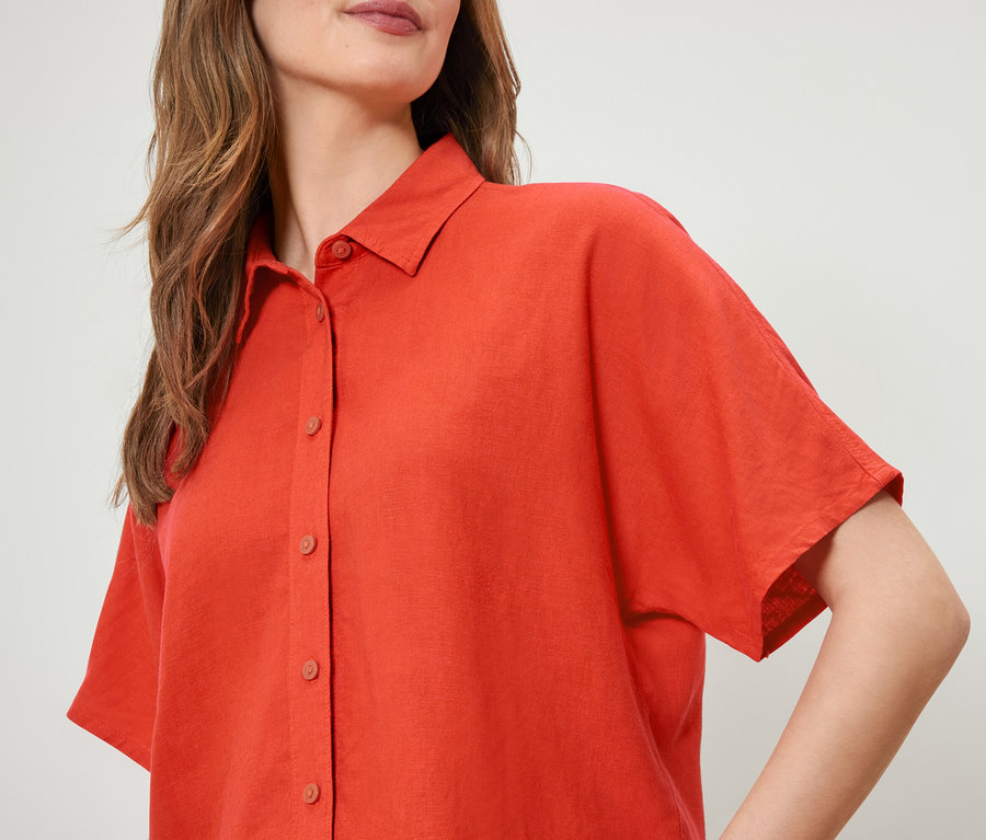 Kadın turuncu keten bluz detayı.