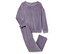 Uzun kollu ve pantolonlu mor renkli bir kadife pijama beyaz bir arka plan üzerinde duruyor.