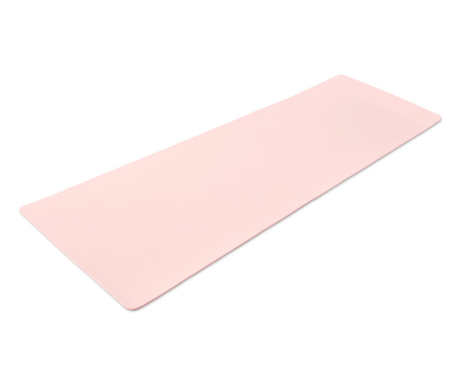 Beyaz bir arka plan üzerinde pembe yoga ve fitness matı.