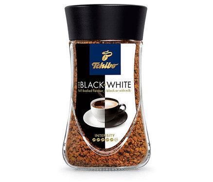 Beyaz bir arka plan üzerinde duran bir kavanoz hazır kahve.