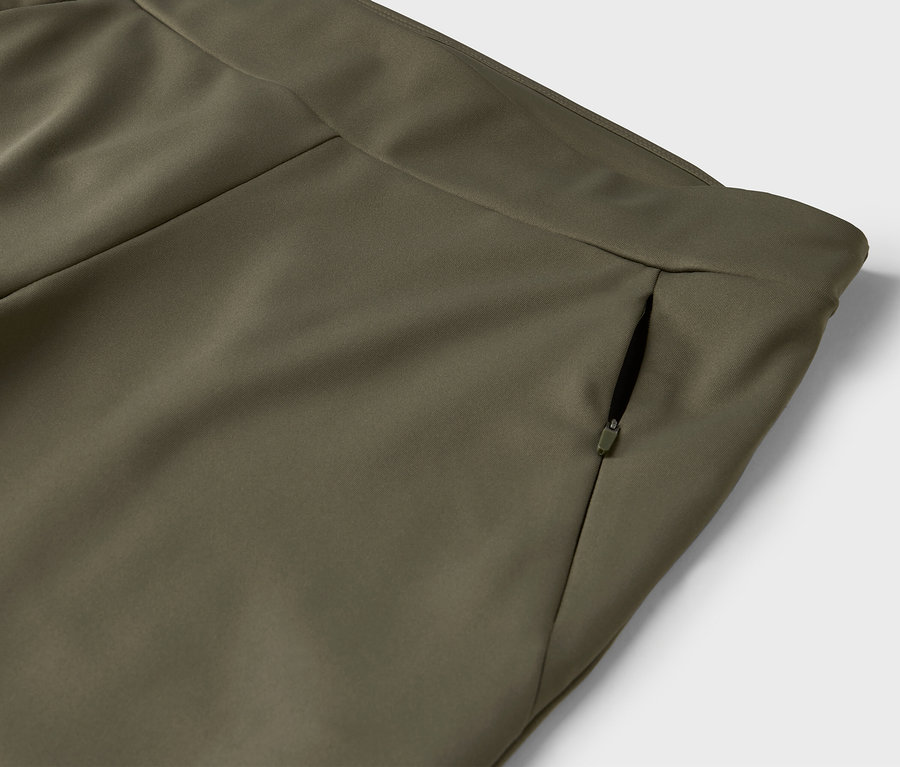 Zeytin yeşili, fermuarlı cepli pantolon detayı.