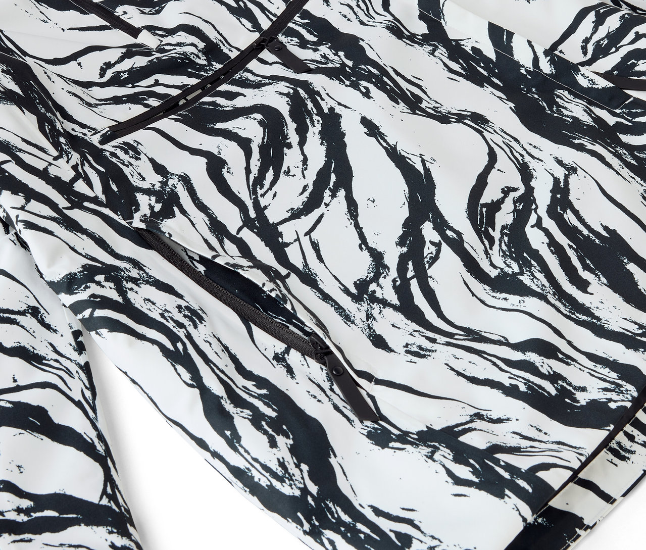 Siyah soyut deseni ve şeritli beyaz bir pijamanın detayı.