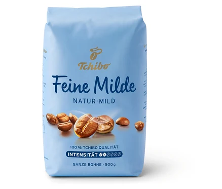 Kahve çekirdekleriyle birlikte bir paket Feine Milde kahvesi.