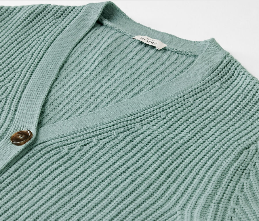 Adaçayı rengi, kalın örgü hırka detayı.