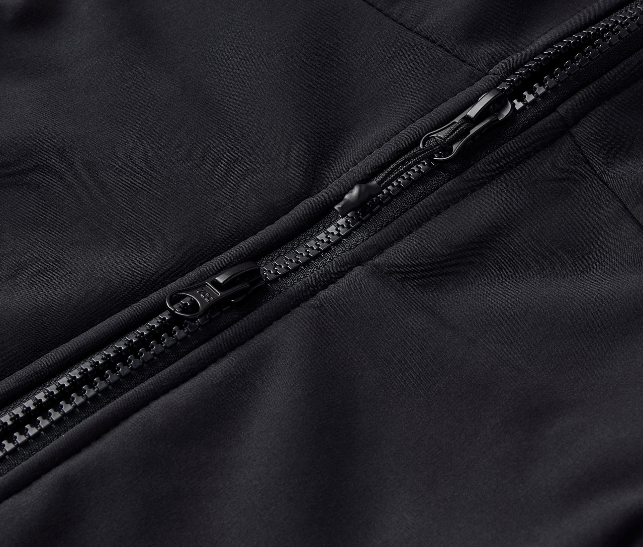 Bir giysideki siyah fermuarın yakın çekimi.