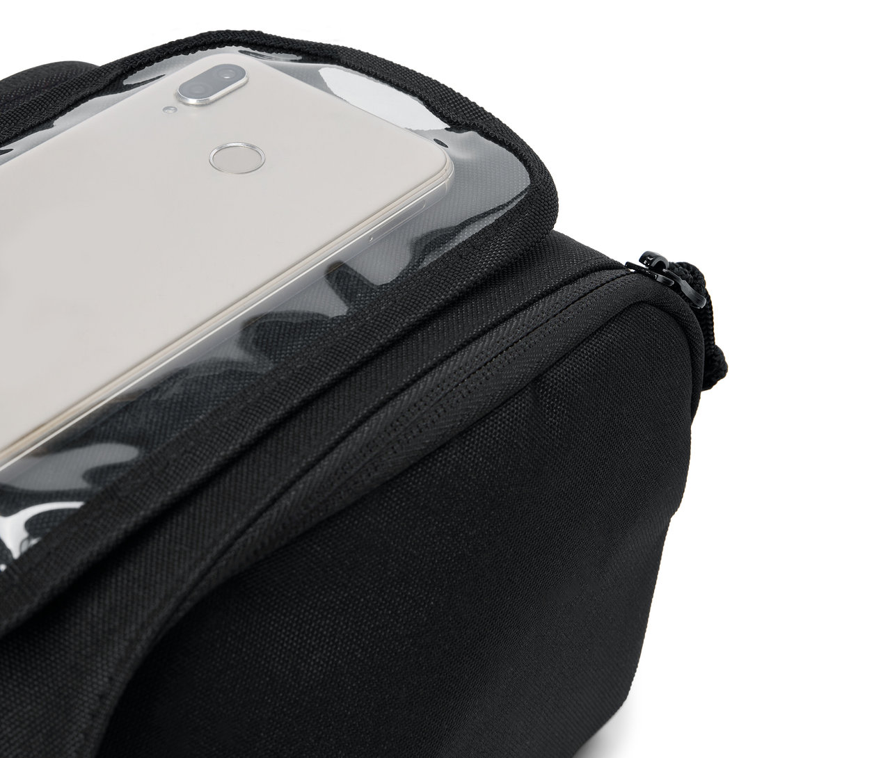 Gümüş rengi bir akıllı telefon, siyah bir çantanın üzerindeki şeffaf bir bölmede duruyor.