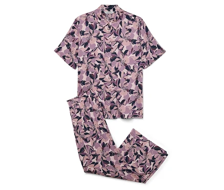Çiçek desenli, kısa kollu, mor pijama takımı.