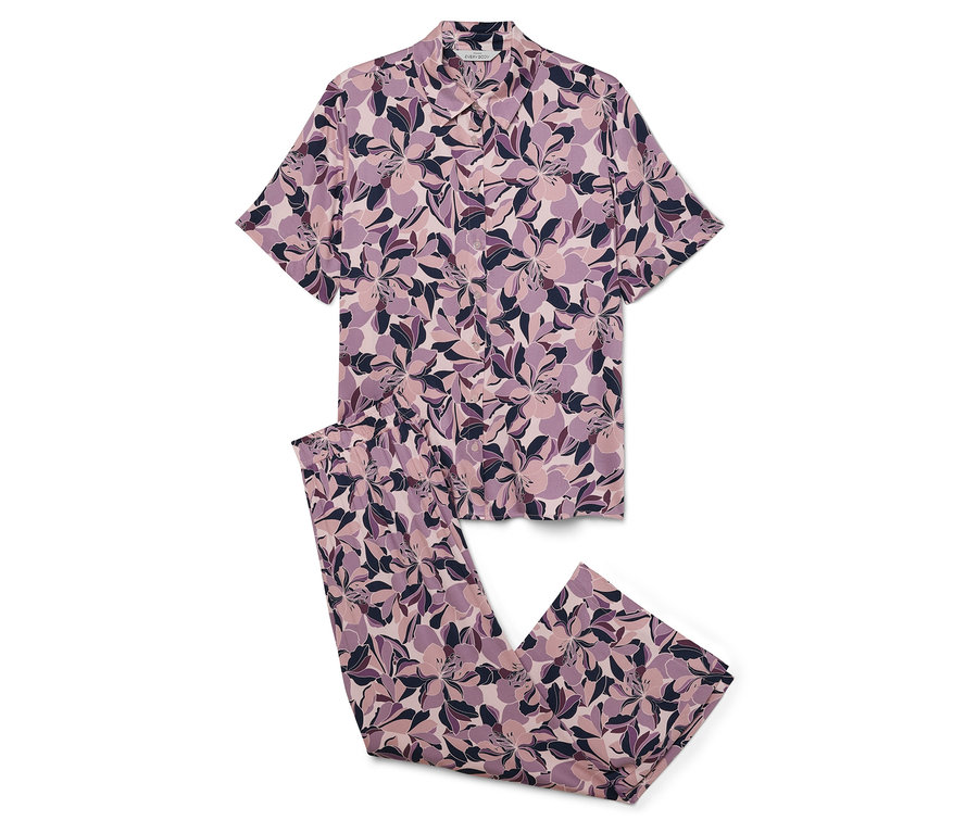 Çiçek desenli, kısa kollu, mor pijama takımı.
