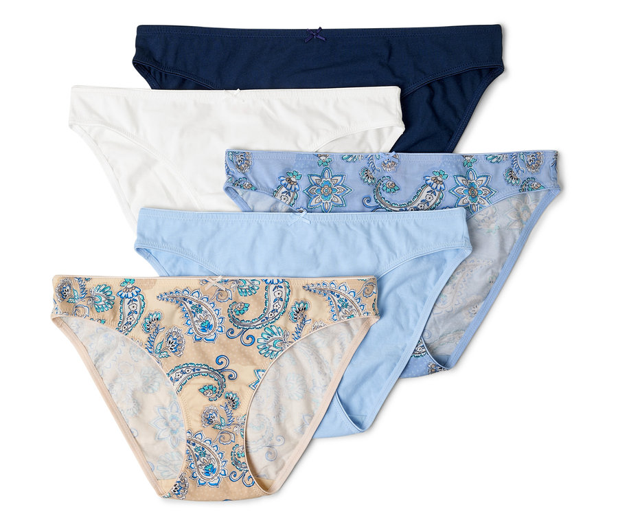 Lacivert, beyaz, açık mavi ve mavi paisley desenli beş adet pamuklu külot üst üste duruyor.