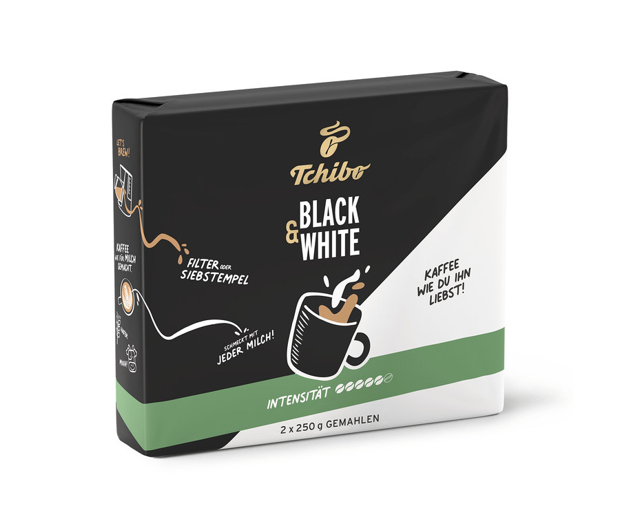 Siyah beyaz Tchibo BLACK & WHITE 500 g öğütülmüş kahve paketi, yeşil alt bant ve kahve hazırlama grafikleriyle.