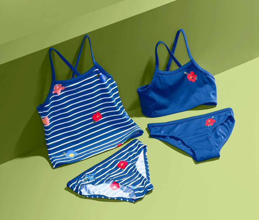 Yeşil arka planda kırmızı çiçekli Tankini Bikini Seti.