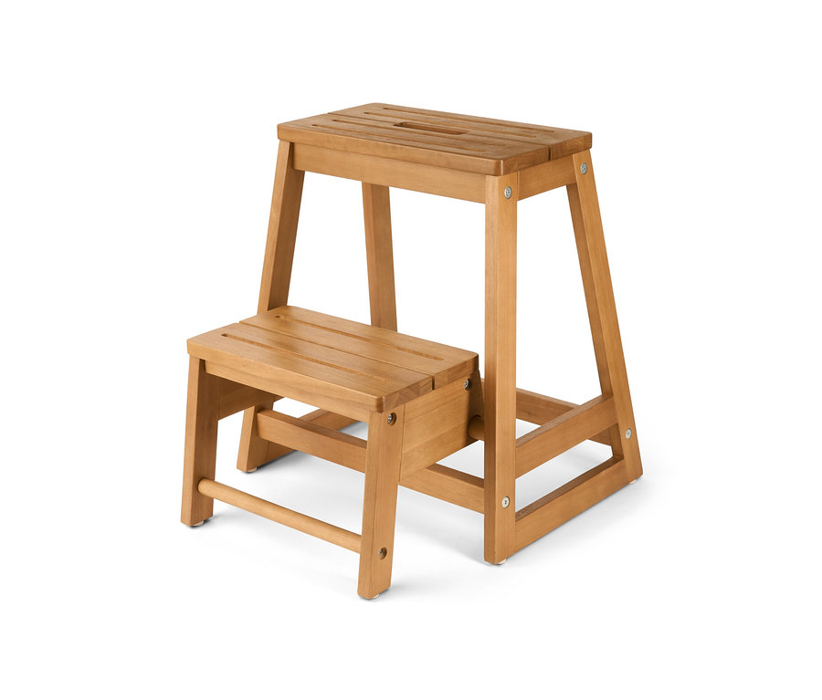 Beyaz bir arka planda ahşap bir katlanır basamak. 