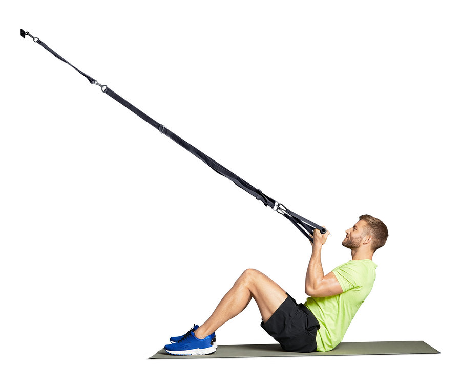 Adam Antrenman Kayışı ile egzersiz yapıyor