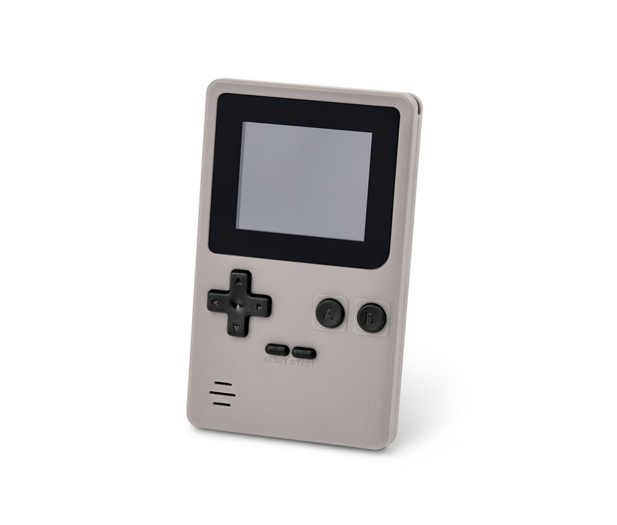 Gri renkli bir retro mini oyun konsolunun yakından çekilmiş görüntüsü.