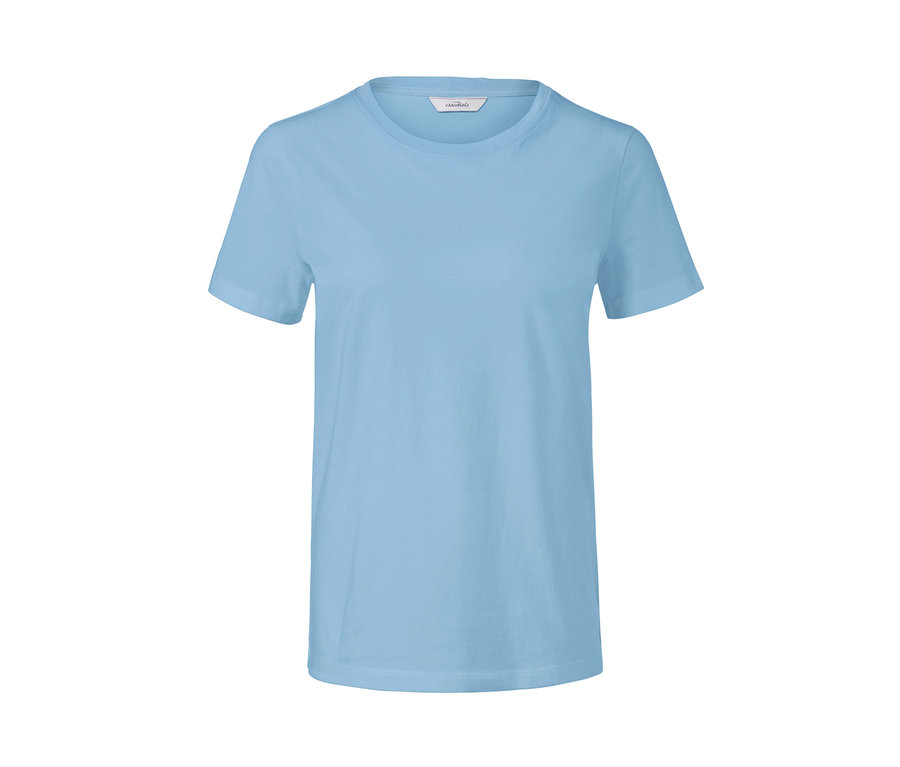 Açık mavi tişört.