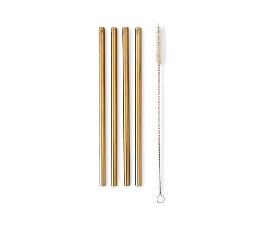 Beyaz bir arka planda dört adet altın rengi metal pipet ve bir temizleme fırçası.
