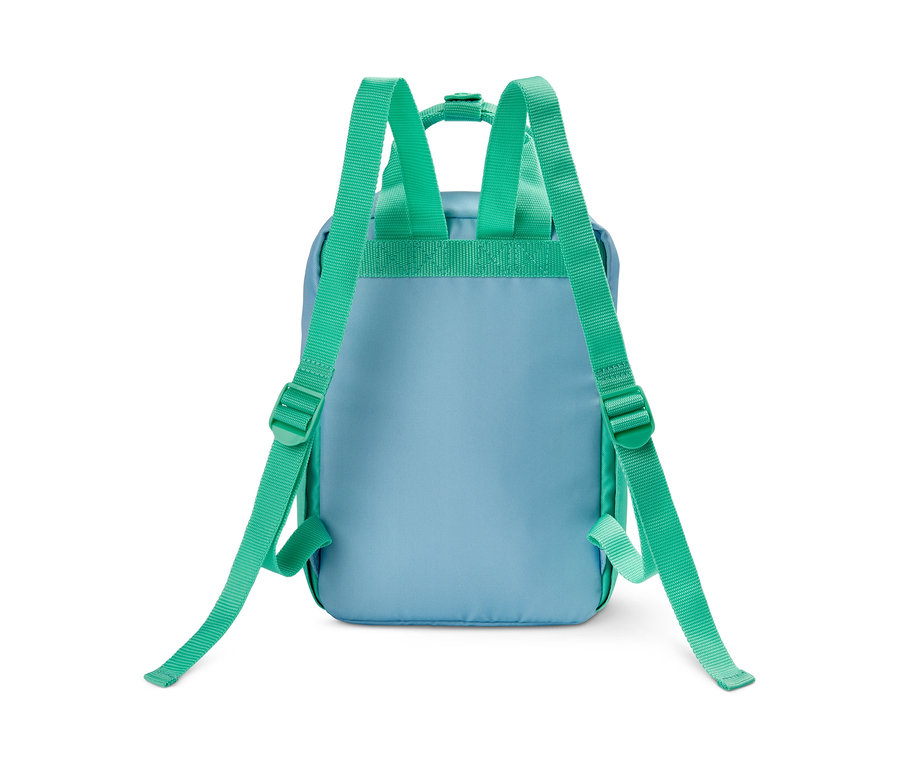Turkuaz askıları olan mavi, mini bir Outdoor Sırt Çantası'nın arka görünümü.