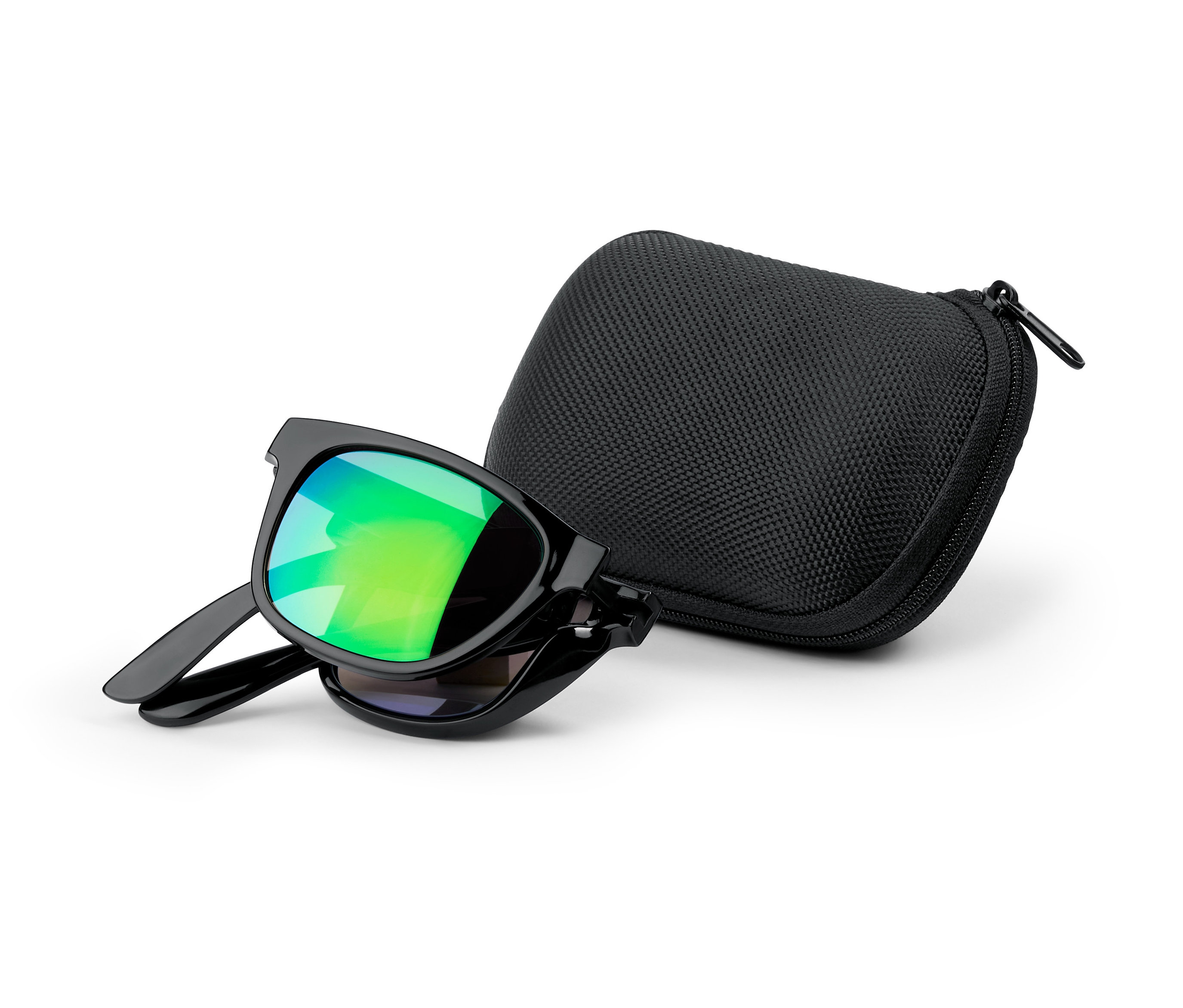 Katlanır güneş gözlüğü beyaz bir arka planda siyah bir çantanın yanında duruyor.