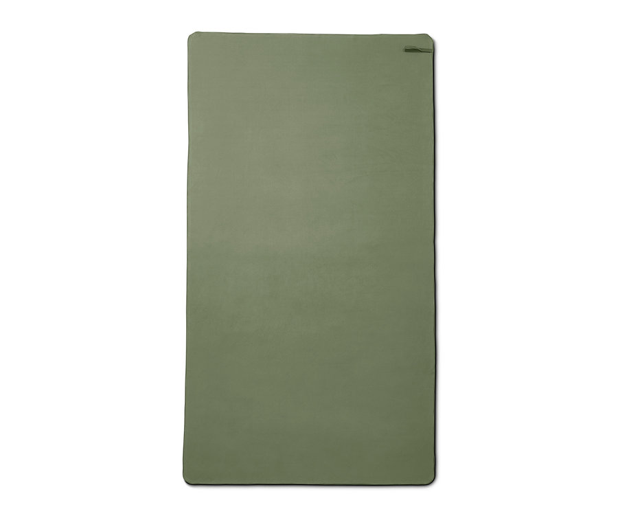 Görüntüde yaklaşık 70 x 140 cm boyutlarında bir outdoor havlu bulunmaktadır.