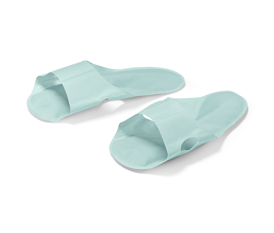 Beyaz bir arka plan üzerinde iki açık mavi rahatlatıcı tabanlık.