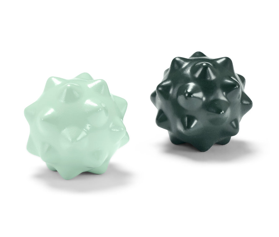 İki adet Qi Gong parmak jimnastiği topu, biri açık yeşil ve diğeri koyu yeşil.