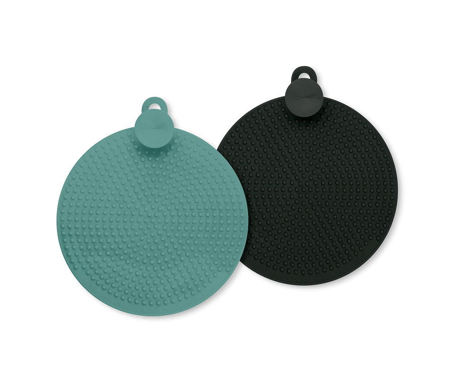 Beyaz bir yüzeyde duran iki adet silikon bulaşık süngeri.