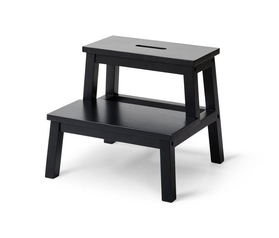 Beyaz bir arka plan üzerinde duran 2 basamaklı siyah bir tabure.