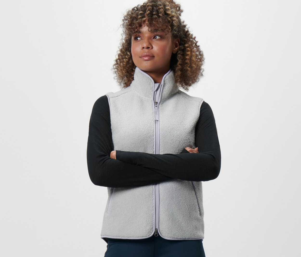 Kolları çapraz bir kadın Teddy Yelek giyiyor.